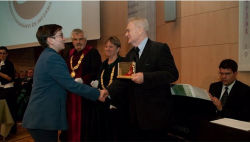 Szabó István Oscar- és Kossuth-díjas filmrendező és Prof. Dr. Szabó Gábor Rektor Úr átadja Nagy Dórának a Sófi Ösztöndíjat Szabó István Oscar- és Kossuth-díjas filmrendező és Prof. Dr. Szabó Gábor Rektor Úr átadja Nagy Dórának a Sófi Ösztöndíjat