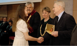 Szabó István Oscar-díjas filmrendező és Prof. Dr. Szabó Gábor Rektor Úr átadja Szakács Eszternek a Sófi Ösztöndíjat Szabó István Oscar-díjas filmrendező és Prof. Dr. Szabó Gábor Rektor Úr átadja Szakács Eszternek a Sófi Ösztöndíjat